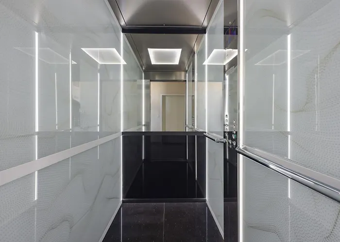 Am Kudamm Mit Dachterrasse, Pool Und Sauna